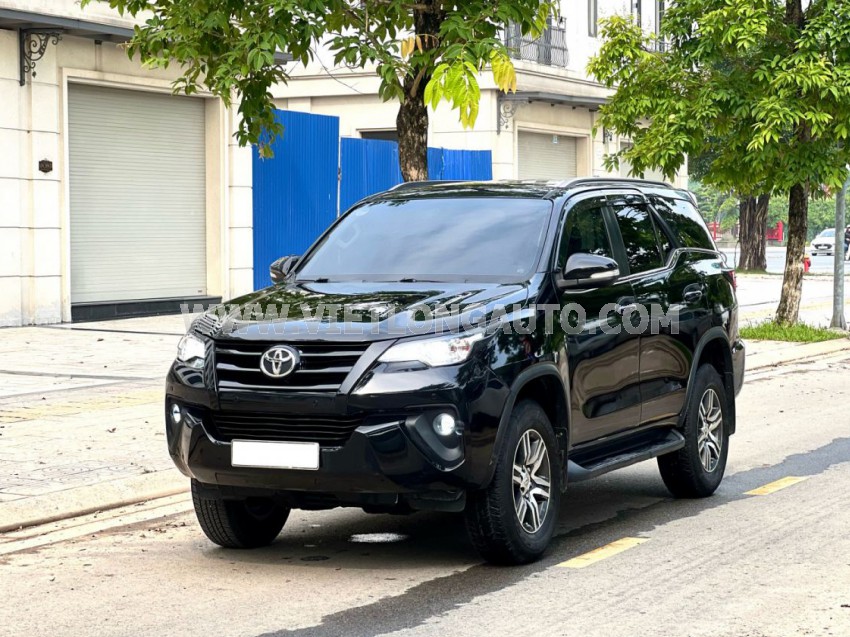Toyota Fortuner 2.4G 4x2 MT 2017 Đen, Nội Thất Nâu