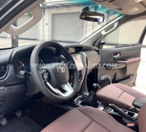 Xe Toyota Fortuner 2.4G 4x2 MT 2017 Đen, Nội Thất Nâu